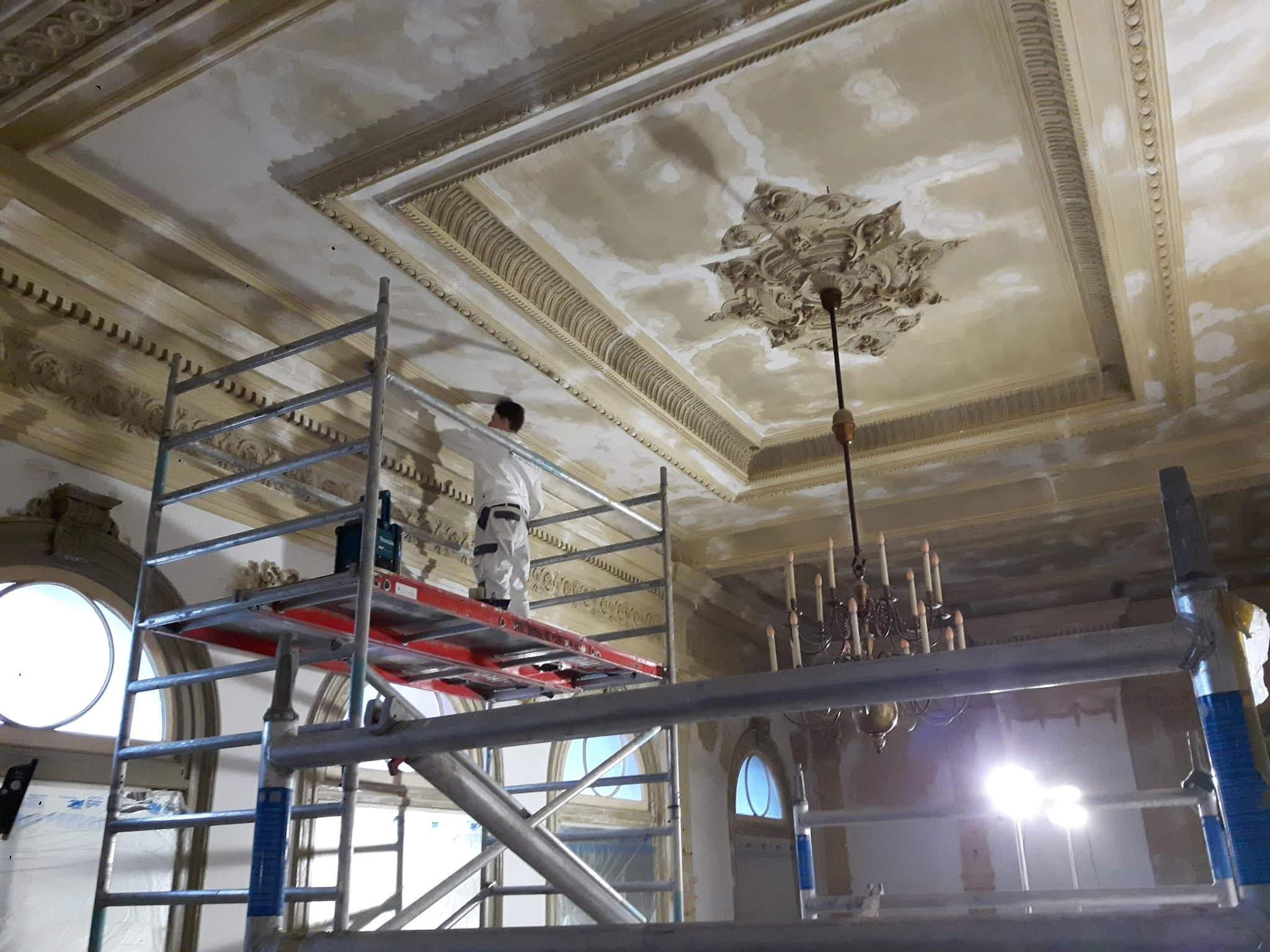 Buitenschilderwerk aan dak en gevel van een museumpand